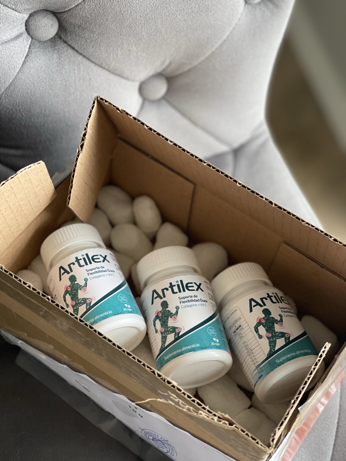 Frascos de Artilex dentro de una caja de envío con relleno